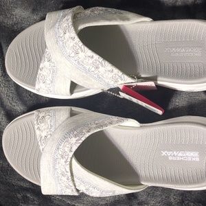 Skechers goga max sandals